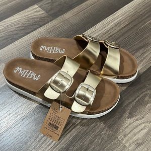 Gold buckle leather slides size 8 NWT